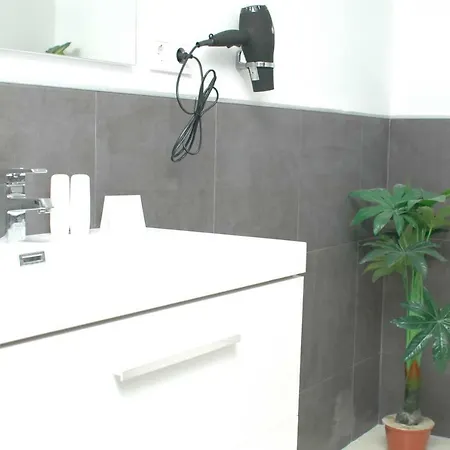 Jingtu Wellness & Comares